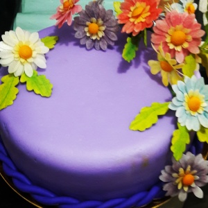 Torta decorada con flores en papel waffer
